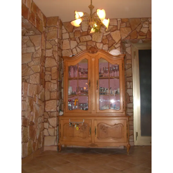 Kamień dekoracyjny naturalny w kolorze brązowym. Ściana w holu, klatka schodowa.