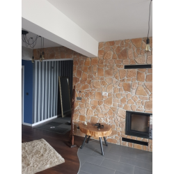 Kamień naturalny. Kolor: Słoneczny żółcień. Salon z kominkiem.