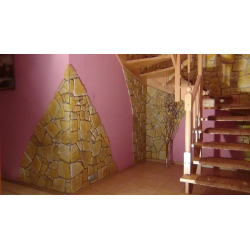 Kamień gipsowy naturalny. Klatka schodowa.