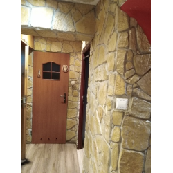 Kamień naturalny dekoracyjny. Kolor: Słoneczny żółcień. Przedpokój w bloku mieszkalnym.