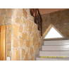 Kamień naturalny gipsowy w kolorze piaskowca. Klatka schodowa w domu mieszkalnym.