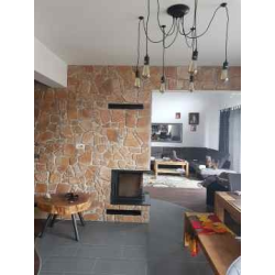 Kamienie naturalne dekoracyjne. Salon dzienny z kominkiem.