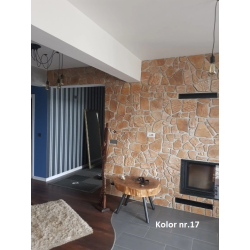 Płytki gipsowe na ścianie w pokoju dziennym z kominkiem.