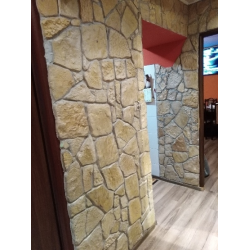 Kamień dekoracyjny w kolorze piaskowca. Przedpokój