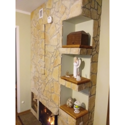 Kamień ozdobny naturalny. Przykład ułożenia na kominku. Widoczne półki.