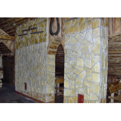 Ściana z kamienia dekoracyjnego. Mix kolorów. Lokal gastronomiczny.