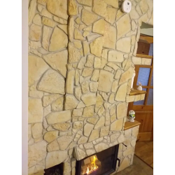 Kamień naturalny ozdobny, przykład ułożenia na kominku w pokoju dziennym.