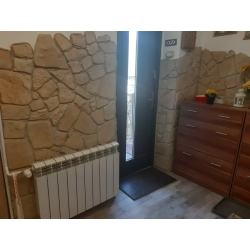 Kamień gipsowy ozdobny. Kolor łagodny piaskowiec. Widok klatki schodowej w domu mieszkalnym.