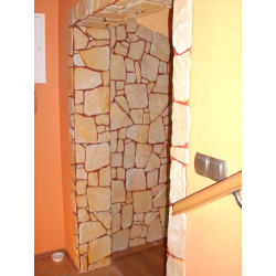 Kamień gipsowy z bordową fugą. Kolor łagodny piaskowiec.