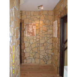 Kamień dekoracyjny, klimat piaskowca. Przykład ułożenia na ścianie w przedpokoju.