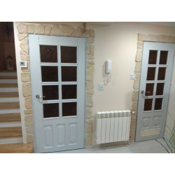 Kamień gipsowy naturalny. Przykład ułożenia podkreślającego futryny drzwiowe.