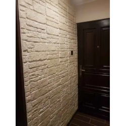 Kamień dekoracyjny biały. Przedpokój w bloku mieszkalnym.