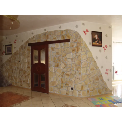 Kamień naturalny dekoracyjny. Ściana w salonie.