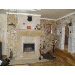 Kamień dekoracyjny, kolor : Tęczowy brzeg. Salon z kominkiem.