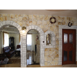 Kamień ozdobny naturalny. Przejście z filarami między salonami.