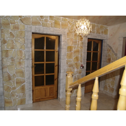 Kamień gipsowy naturalny ułożony na klatce schodowej w domu mieszkalnym.