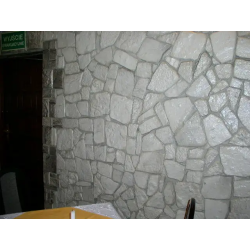 Kamień dekoracyjny szary. Ściana w lokalu gastronomicznym.