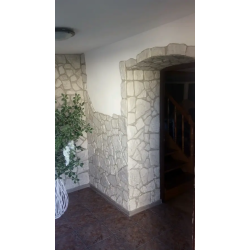 Kamień naturalny szary. Przedpokój, przejście z łukiem.