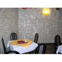 Szare kamienie ozdobne w domu weselnym.