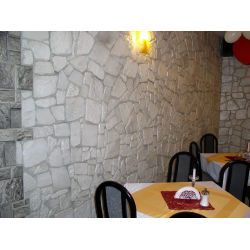 Płytki dekoracyjne szare ułożone w lokalu gastronomicznym.