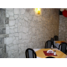 Płytki dekoracyjne szare ułożone w lokalu gastronomicznym.