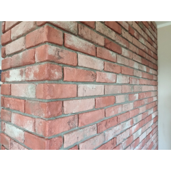 Cegła czeladzka retro, ścianka kominowa, przykład ułożenia narożników ceglanych.