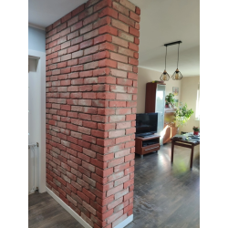 Cegła ozdobna rustykalna w stylu loft. Przykład ułożenia w pokoju dziennym.