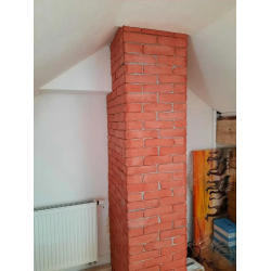 Cegła czerwona ułożona na kominie kolor powiew gotyku od petraart