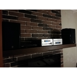 Cegła gipsowa na ścianie w salonie