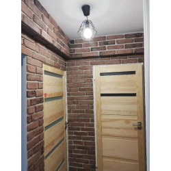 Cegła dekoracyjna w przedpokoju na ścianie.