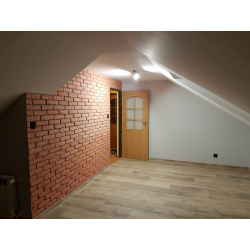 Cegła dekoracyjna brązowa na ułożona poddaszu