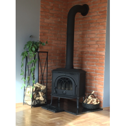 Cegły gipsowe brązowe cieniowane, ułożone na kominie przy piecyku