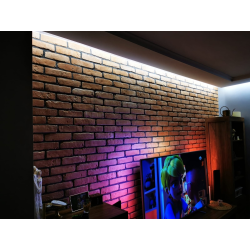 Brązowe cegły ułożone w salonie